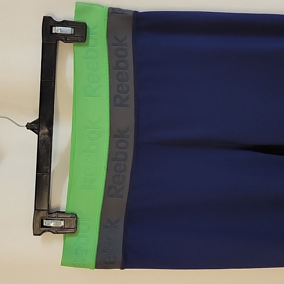 EUC Reebok Women's Large Navy Workout Capri length leggings - Picture 3 of 5